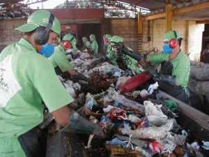 Benefits of Recycling: Job Creation (Credit: Ignácio Costa 2006 .CC BY 3.0.)