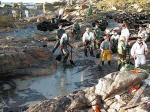 Environmental Impact of Oil Spill: Water Degradation (Credit: Adela Leiro 2002 .CC BY-SA 3.0.)