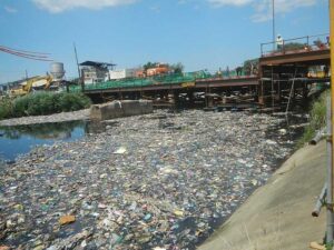 Effects of Plastic Pollution on the Environment: Low Water Quality (Credit: JFVelasquez Floro 2021 .CC0 1.0.)