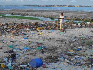 Types of Ocean Pollution: Marine Plastic Pollution (Credit: Loranchet 2005 .CC BY 3.0.)