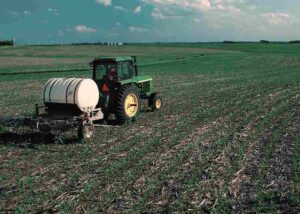 Advantages of Intercropping: Lower Fertilizer Requirement and Less Risk of Degradation are both Fostered by Intercropping Implementation (Credit: Lynn Betts, USDA 1999)